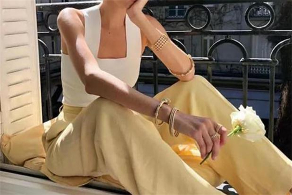 方領(lǐng)衣服配什么褲子好看 輕松搭出天鵝頸 方領(lǐng)衣服配什么褲子好看 輕松搭出天鵝頸