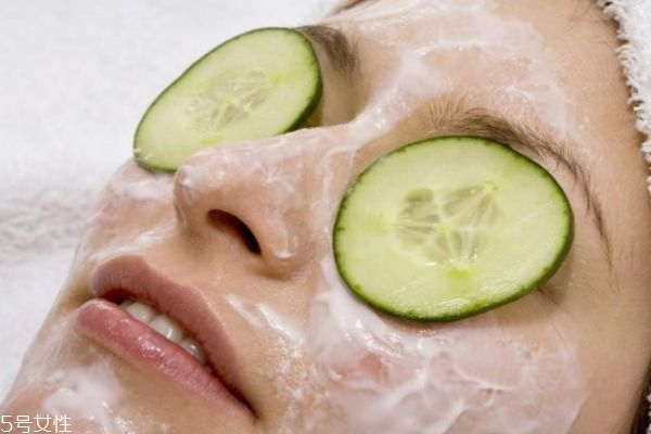 自制黃瓜面膜的危害 用黃瓜敷臉的危害 自制黃瓜面膜的危害 用黃瓜敷臉的危害