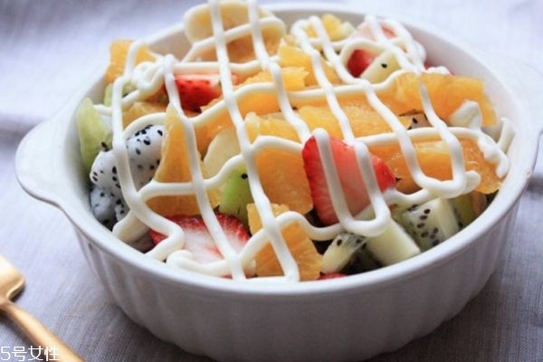 長(zhǎng)期吃水果沙拉是否可以減肥 沙拉的功效