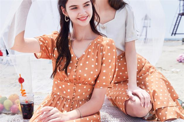 今年流行什么顏色波點(diǎn)連衣裙 經(jīng)典復(fù)古風(fēng)穿搭 今年流行什么顏色波點(diǎn)連衣裙 經(jīng)典復(fù)古風(fēng)穿搭