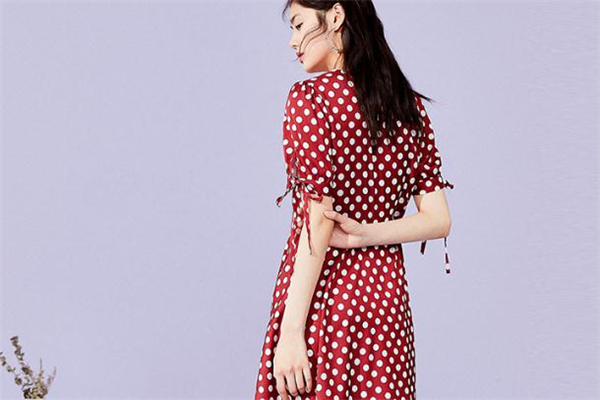 今年流行什么顏色波點(diǎn)連衣裙 經(jīng)典復(fù)古風(fēng)穿搭 今年流行什么顏色波點(diǎn)連衣裙 經(jīng)典復(fù)古風(fēng)穿搭