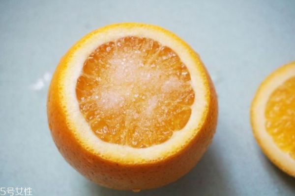 吃水果為什么要加鹽 吃水果加點(diǎn)鹽的好處 吃水果為什么要加鹽 吃水果加點(diǎn)鹽的好處