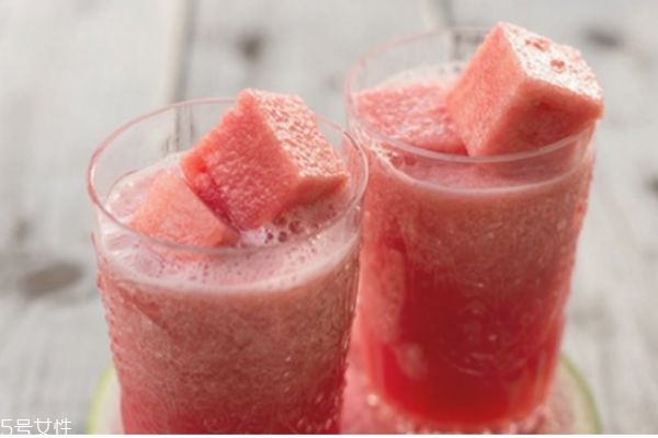 西瓜皮敷臉的方法 西瓜皮敷臉的好處 西瓜皮敷臉的方法 西瓜皮敷臉的好處