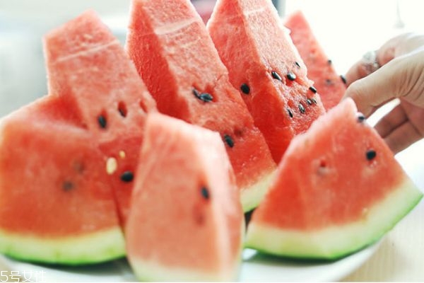 西瓜皮敷臉的方法 西瓜皮敷臉的好處 西瓜皮敷臉的方法 西瓜皮敷臉的好處