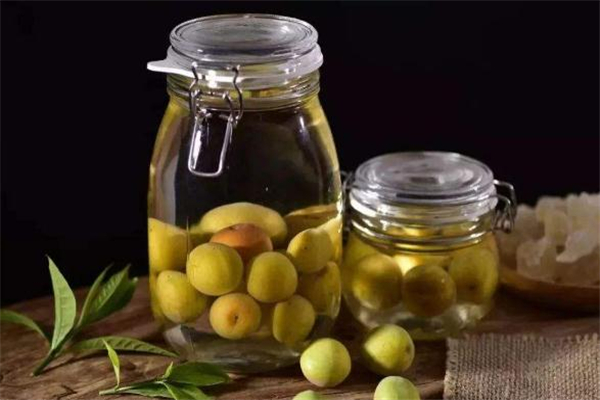 青梅酒過期了還能喝嗎 自己泡的青梅酒會(huì)過期嗎