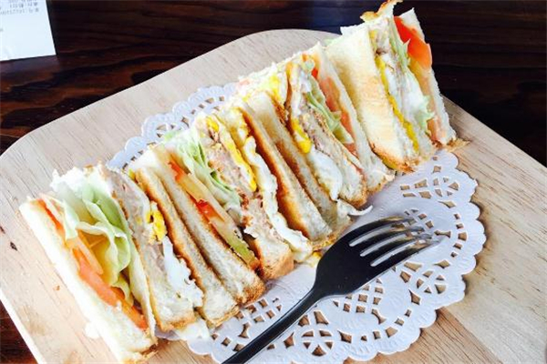 金槍魚(yú)三明治的做法 金槍魚(yú)三明治熱量