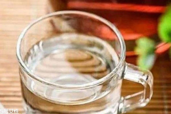 隔夜水可以喝嗎 怎么喝水對人體好呢 隔夜水可以喝嗎 怎么喝水對人體好呢