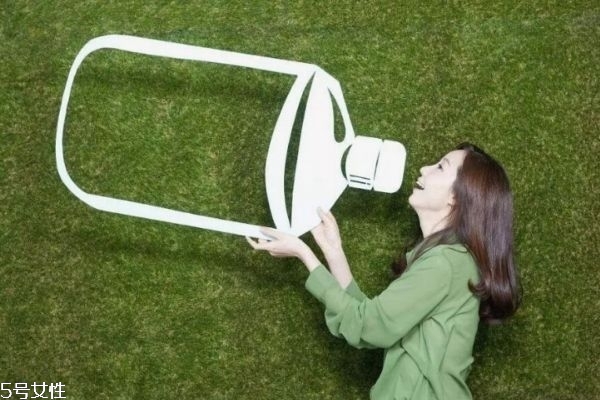 隔夜水可以喝嗎 怎么喝水對人體好呢 隔夜水可以喝嗎 怎么喝水對人體好呢