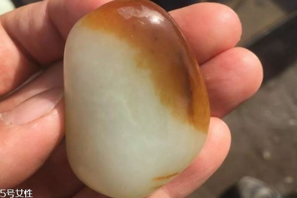 什么是和田玉 和田玉手鐲的市場價格是多少呢 什么是和田玉 和田玉手鐲的市場價格是多少呢