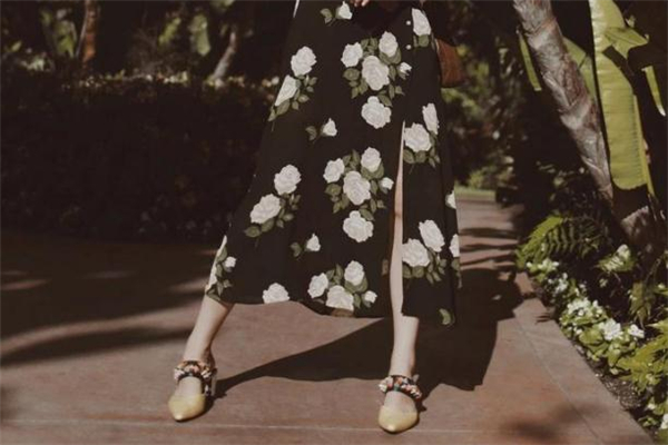 夏天穿什么鞋子顯腿長(zhǎng) 小個(gè)子女生夏季穿鞋指南 夏天穿什么鞋子顯腿長(zhǎng) 小個(gè)子女生夏季穿鞋指南