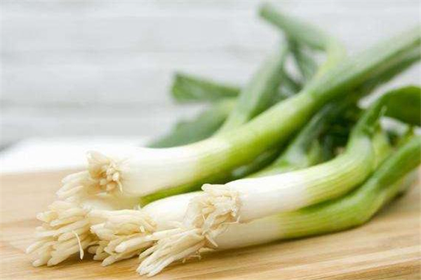 蔥白水適合多大寶寶喝 蔥白水的功效與作用 蔥白水適合多大寶寶喝 蔥白水的功效與作用
