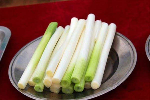 蔥白水適合多大寶寶喝 蔥白水的功效與作用 蔥白水適合多大寶寶喝 蔥白水的功效與作用