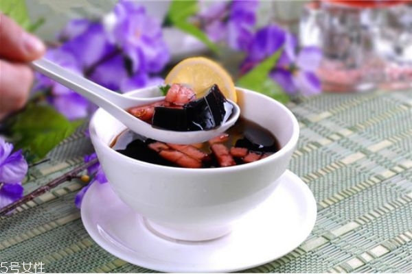 龜苓膏月經期間能吃嗎 經期最好不要吃 龜苓膏月經期間能吃嗎 經期最好不要吃