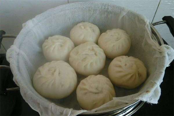 蒸包子可以墊保鮮膜嗎 蒸包子墊什么好 蒸包子可以墊保鮮膜嗎 蒸包子墊什么好