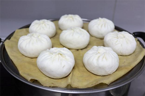 蒸包子可以墊保鮮膜嗎 蒸包子墊什么好 蒸包子可以墊保鮮膜嗎 蒸包子墊什么好