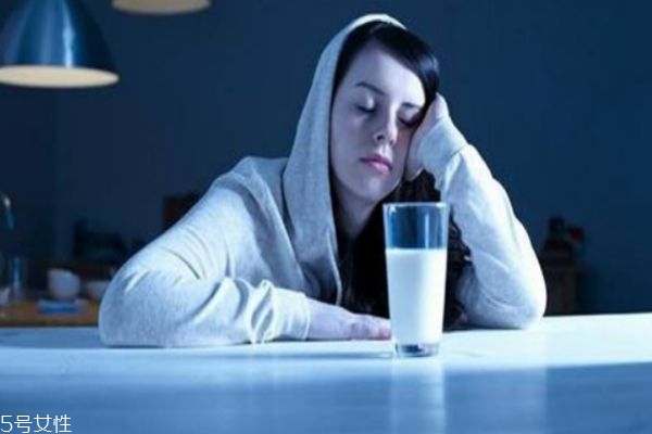 睡前喝一杯牛奶的好處 睡前需要注意什么事項(xiàng)呢 睡前喝一杯牛奶的好處 睡前需要注意什么事項(xiàng)呢
