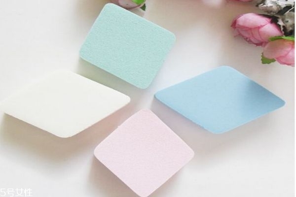 第一次用粉撲要洗嗎 粉撲大概多久要換一個(gè)呢 第一次用粉撲要洗嗎 粉撲大概多久要換一個(gè)呢