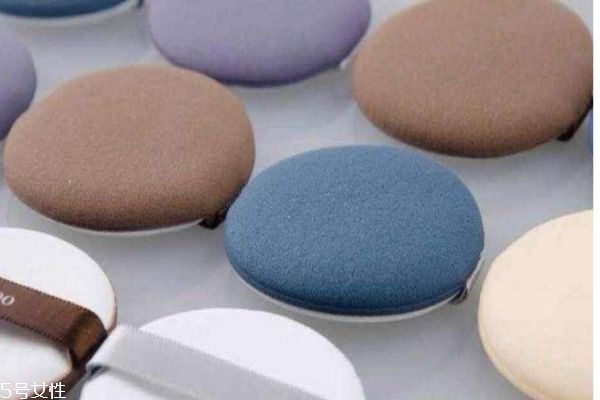 第一次用粉撲要洗嗎 粉撲大概多久要換一個(gè)呢 第一次用粉撲要洗嗎 粉撲大概多久要換一個(gè)呢