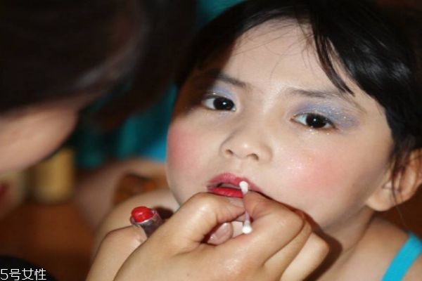 兒童表演妝眼影怎么畫 兒童舞臺(tái)妝眼影畫法 兒童表演妝眼影怎么畫 兒童舞臺(tái)妝眼影畫法