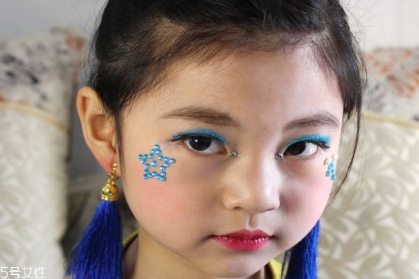 兒童表演妝眼影怎么畫 兒童舞臺(tái)妝眼影畫法 兒童表演妝眼影怎么畫 兒童舞臺(tái)妝眼影畫法