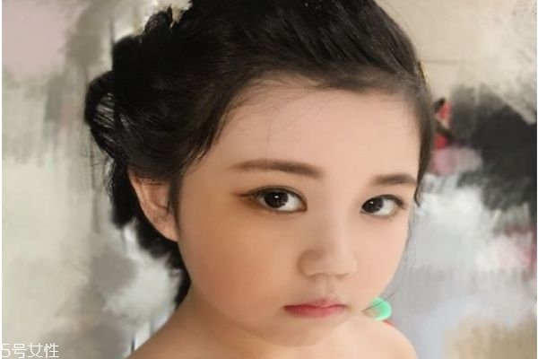 兒童表演妝眼影怎么畫 兒童舞臺(tái)妝眼影畫法 兒童表演妝眼影怎么畫 兒童舞臺(tái)妝眼影畫法