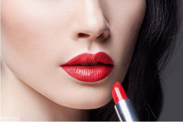 唇彩和口紅先涂哪個(gè) 簡單涂口紅的正確方法 唇彩和口紅先涂哪個(gè) 簡單涂口紅的正確方法