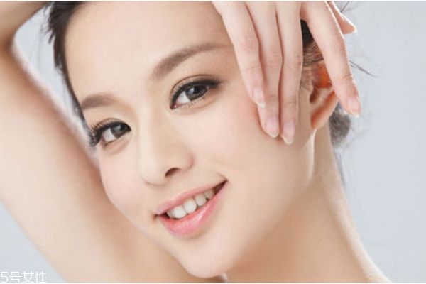 護(hù)膚水為什么要拍三遍 護(hù)膚小常識的誤區(qū) 護(hù)膚水為什么要拍三遍 護(hù)膚小常識的誤區(qū)