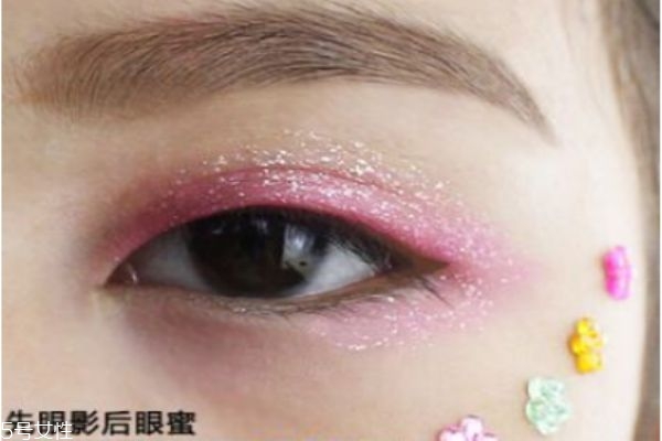 兒童表演妝眼影怎么畫 兒童舞臺(tái)妝眼影畫法 兒童表演妝眼影怎么畫 兒童舞臺(tái)妝眼影畫法