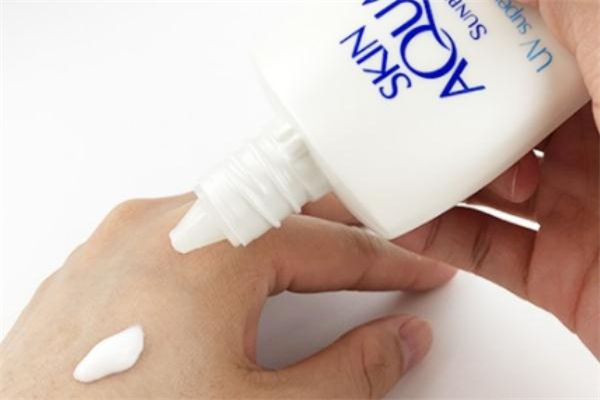 曼秀雷敦新碧小金帽多少錢 曼秀雷敦小金帽好用嗎 曼秀雷敦新碧小金帽多少錢 曼秀雷敦小金帽好用嗎