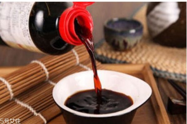 醬油有什么作用呢 醬油吃多了會(huì)變黑嗎 醬油有什么作用呢 醬油吃多了會(huì)變黑嗎