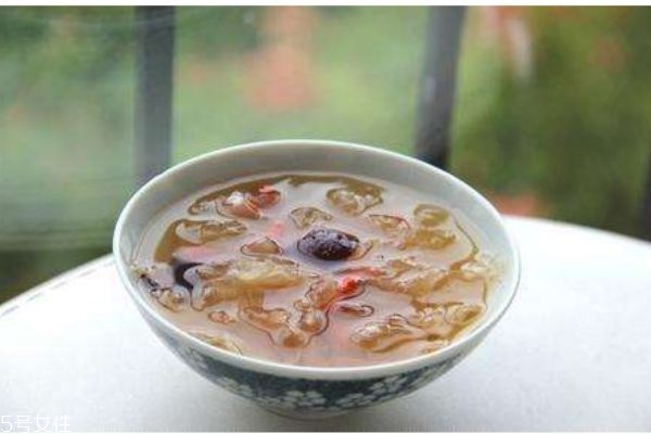銀耳湯有什么作用呢 如何制作桂圓紅棗銀耳湯呢 銀耳湯有什么作用呢 如何制作桂圓紅棗銀耳湯呢