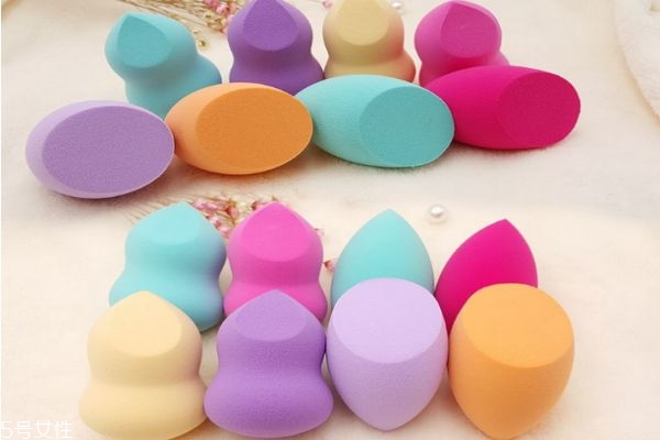 第一次氣墊粉撲沾水嗎 氣墊粉撲用前要弄濕嗎 第一次氣墊粉撲沾水嗎 氣墊粉撲用前要弄濕嗎