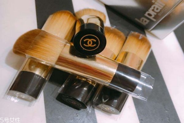 香奈兒伸縮粉底刷怎么用 香奈兒伸縮粉底刷用法 香奈兒伸縮粉底刷怎么用 香奈兒伸縮粉底刷用法