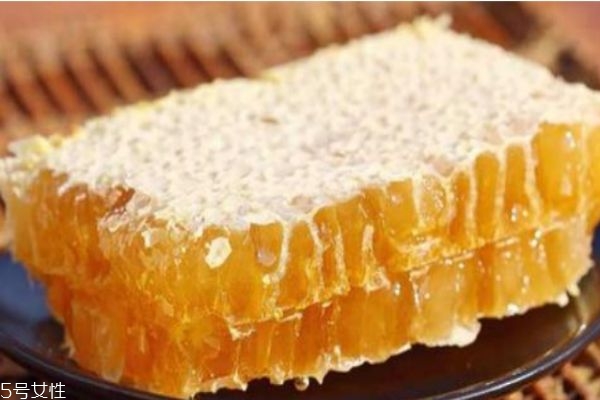 蜂王漿的功效有什么呢 蜂王漿應(yīng)該怎么儲藏呢 蜂王漿的功效有什么呢 蜂王漿應(yīng)該怎么儲藏呢