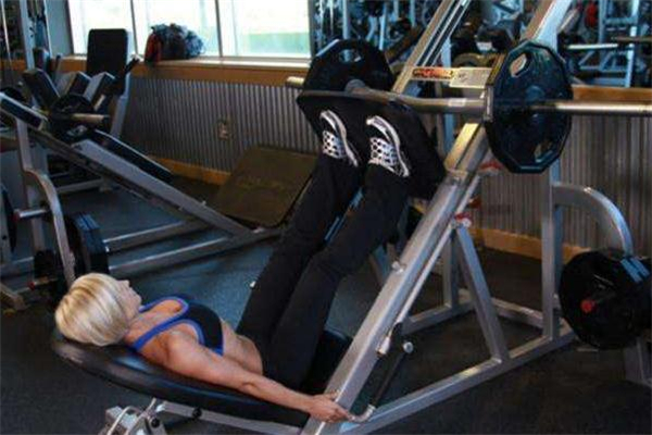 倒蹬機怎么練臀部 倒蹬機訓練方法 倒蹬機怎么練臀部 倒蹬機訓練方法