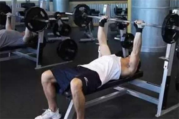 史密斯臥推動作要領(lǐng) 史密斯臥推標準動作