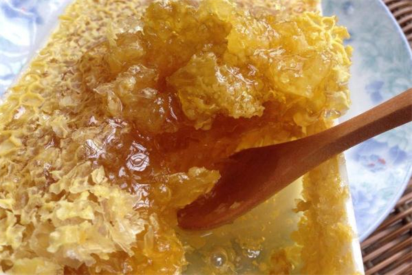 蜂巢蜜什么時(shí)候吃最好 吃蜂巢蜜的最佳時(shí)間 蜂巢蜜什么時(shí)候吃最好 吃蜂巢蜜的最佳時(shí)間