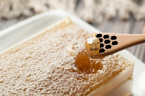 蜂巢蜜怎么吃 蜂巢蜜可以直接吃嗎 蜂巢蜜怎么吃 蜂巢蜜可以直接吃嗎