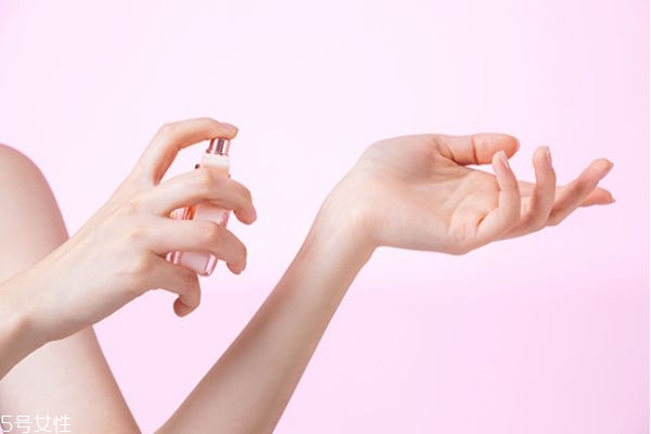 高檔香水有毒嗎 長(zhǎng)期使用香水的危害 高檔香水有毒嗎 長(zhǎng)期使用香水的危害