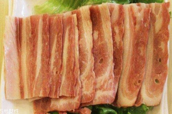 培根是用什么肉做的呢 培根吃多了對(duì)人體好嗎 培根是用什么肉做的呢 培根吃多了對(duì)人體好嗎