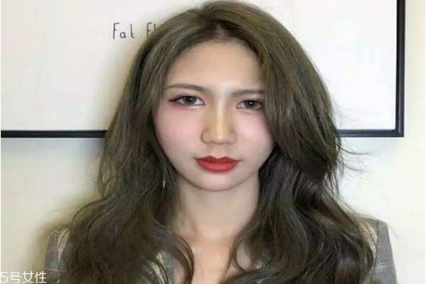 悶青色適合什么膚色 悶青色頭發(fā)弄什么發(fā)型好看 悶青色適合什么膚色 悶青色頭發(fā)弄什么發(fā)型好看