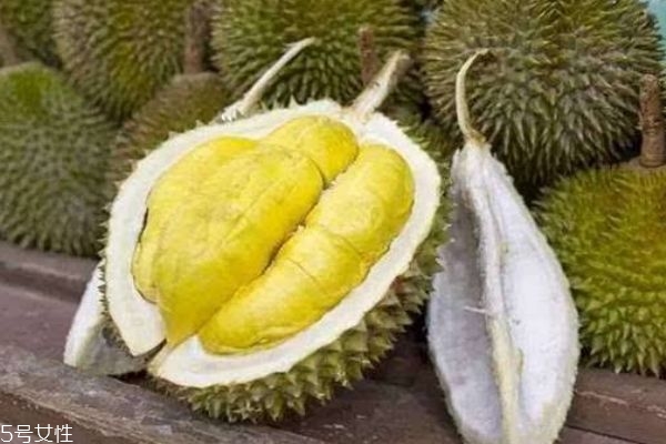 為什么榴蓮有一股臭味呢 榴蓮有什么營養(yǎng)價(jià)值呢 為什么榴蓮有一股臭味呢 榴蓮有什么營養(yǎng)價(jià)值呢