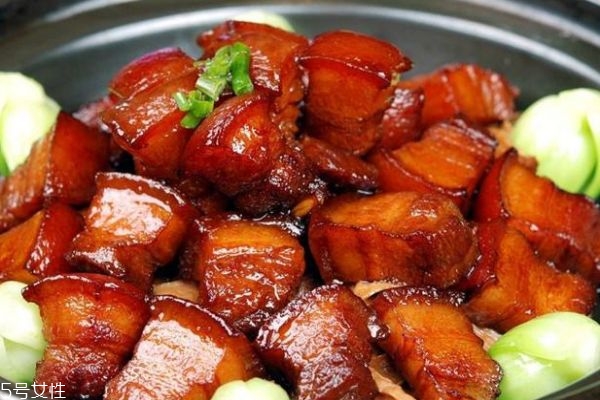 紅燒肉應該怎么做呢 紅燒肉要用什么肉呢 紅燒肉應該怎么做呢 紅燒肉要用什么肉呢