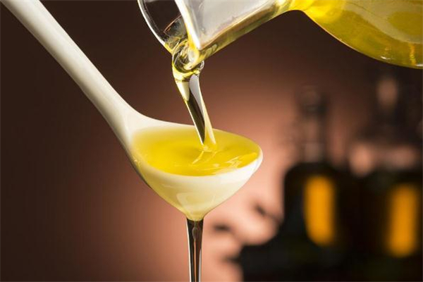 橄欖油快過期了能吃嗎 橄欖油快過期了可以炒菜嗎 橄欖油快過期了能吃嗎 橄欖油快過期了可以炒菜嗎