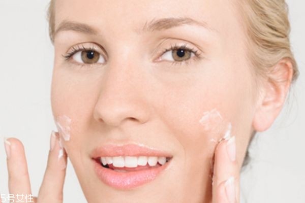 氣墊bb洗面奶能洗掉嗎 氣墊bb用洗面奶卸不干凈 氣墊bb洗面奶能洗掉嗎 氣墊bb用洗面奶卸不干凈