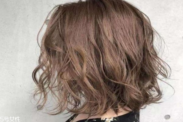 燙頭后多久可以洗頭 燙發(fā)后護(hù)理頭發(fā)小竅門 燙頭后多久可以洗頭 燙發(fā)后護(hù)理頭發(fā)小竅門