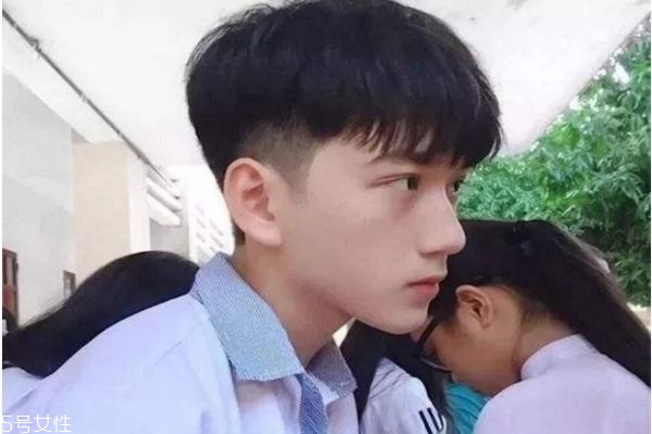 男生瓜子臉剪什么發(fā)型 男生剪什么發(fā)型好看圖 男生瓜子臉剪什么發(fā)型 男生剪什么發(fā)型好看圖