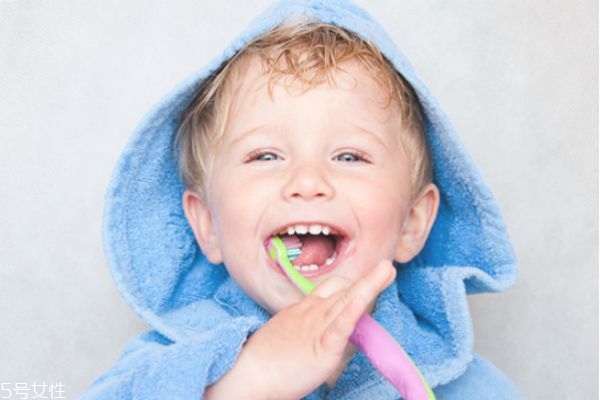 含氟牙膏好還是不含氟的好 含氟牙膏對(duì)牙齒的作用 含氟牙膏好還是不含氟的好 含氟牙膏對(duì)牙齒的作用