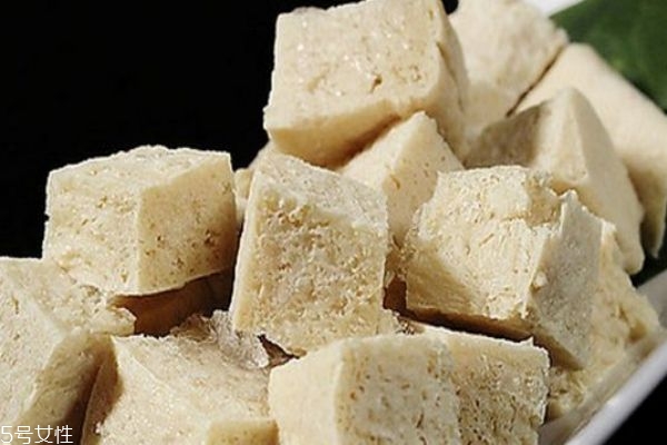 凍豆腐和普通豆腐有什么區(qū)別呢 凍豆腐的熱量有多高呢 凍豆腐和普通豆腐有什么區(qū)別呢 凍豆腐的熱量有多高呢