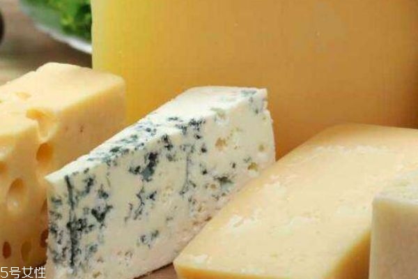 什么是藍(lán)紋奶酪 藍(lán)紋奶酪是什么味道的呢 什么是藍(lán)紋奶酪 藍(lán)紋奶酪是什么味道的呢